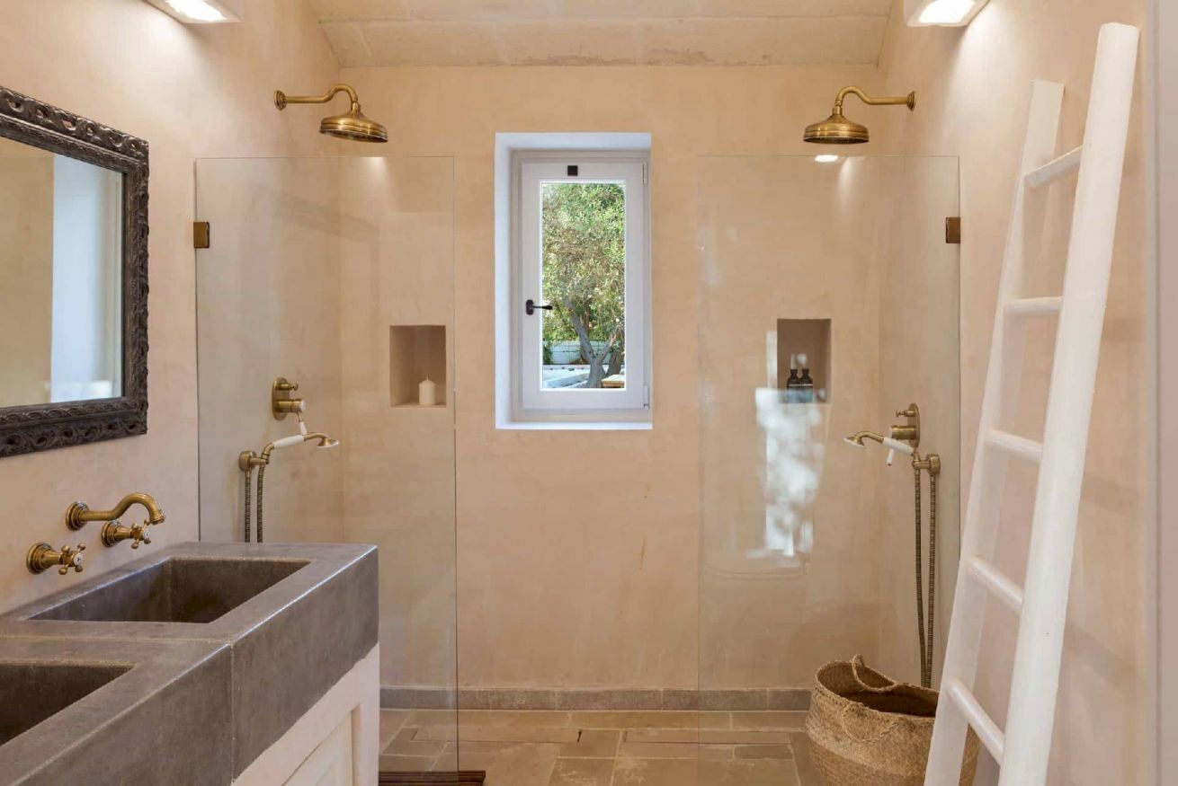 Vasca, asciugacapelli, asciugamani, sapone