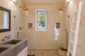 Baignoire, sĂšche-cheveux, serviettes fournies, savon