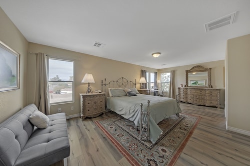 Large Pool & Spa + Pool Table, BBQ, Amenities. Close To Vegas Strip! 