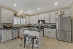 Fridge, microwave, oven, stovetop - Large Pool & Spa + Pool Table, BBQ, Amenities. Close To Vegas Strip!  (Las Vegas)