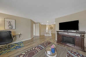 TV, fireplace, video games - Large Pool & Spa + Pool Table, BBQ, Amenities. Close To Vegas Strip!  (Las Vegas)