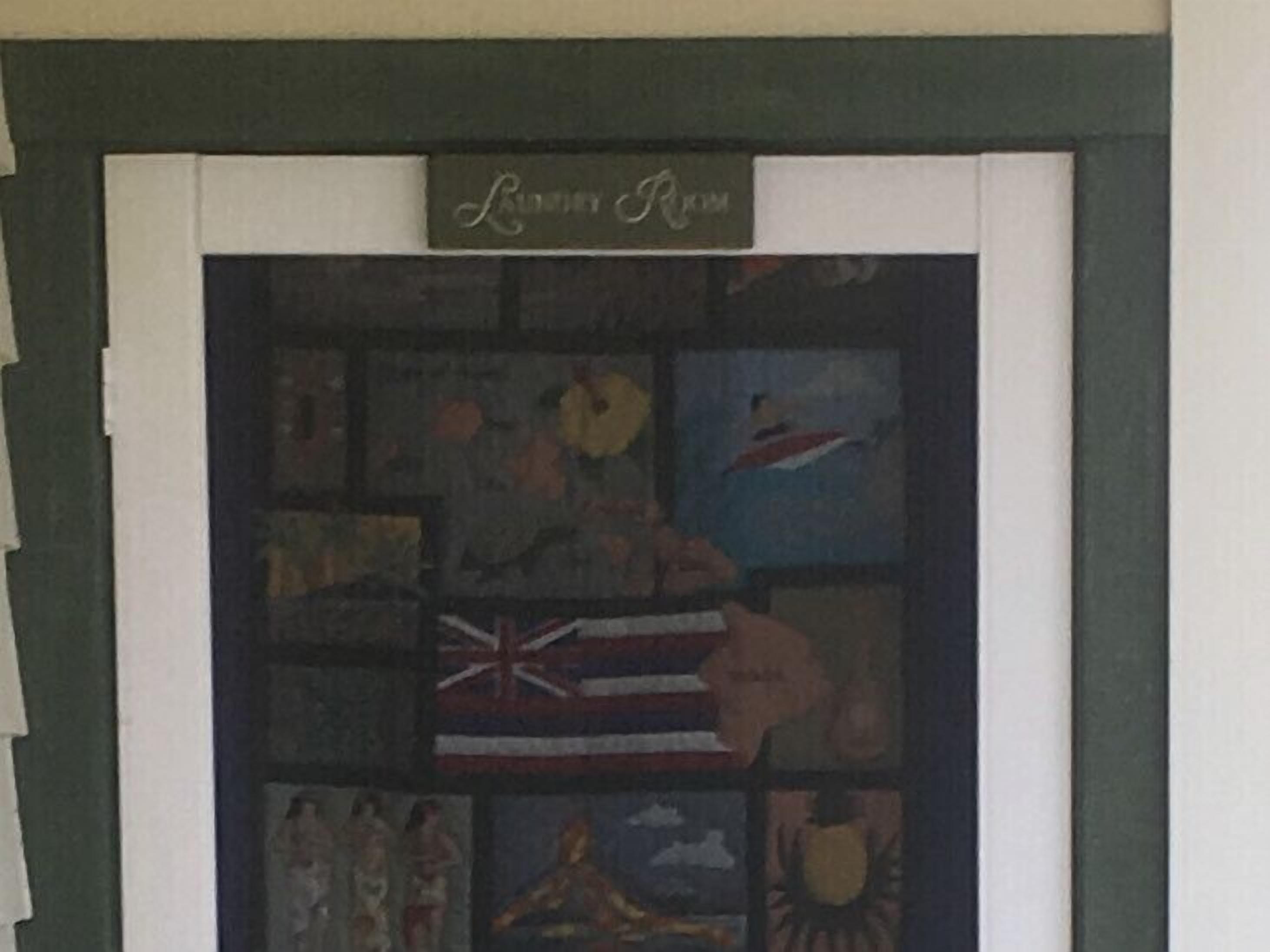 Ein gerahmtes Bildkunstwerk, das verschiedene Kunstwerke und Fotografien zeigt, darunter eine Flagge, ein Schiff und eine Landschaft.