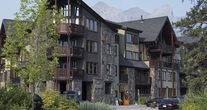 Stunning Mountain Retreat in Rundle Cliffs Lodge - Spring Creek Mountain Village