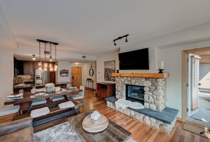 Dining - Stunning Mountain Retreat in Rundle Cliffs Lodge - Spring Creek Mountain Village (Canmore)
