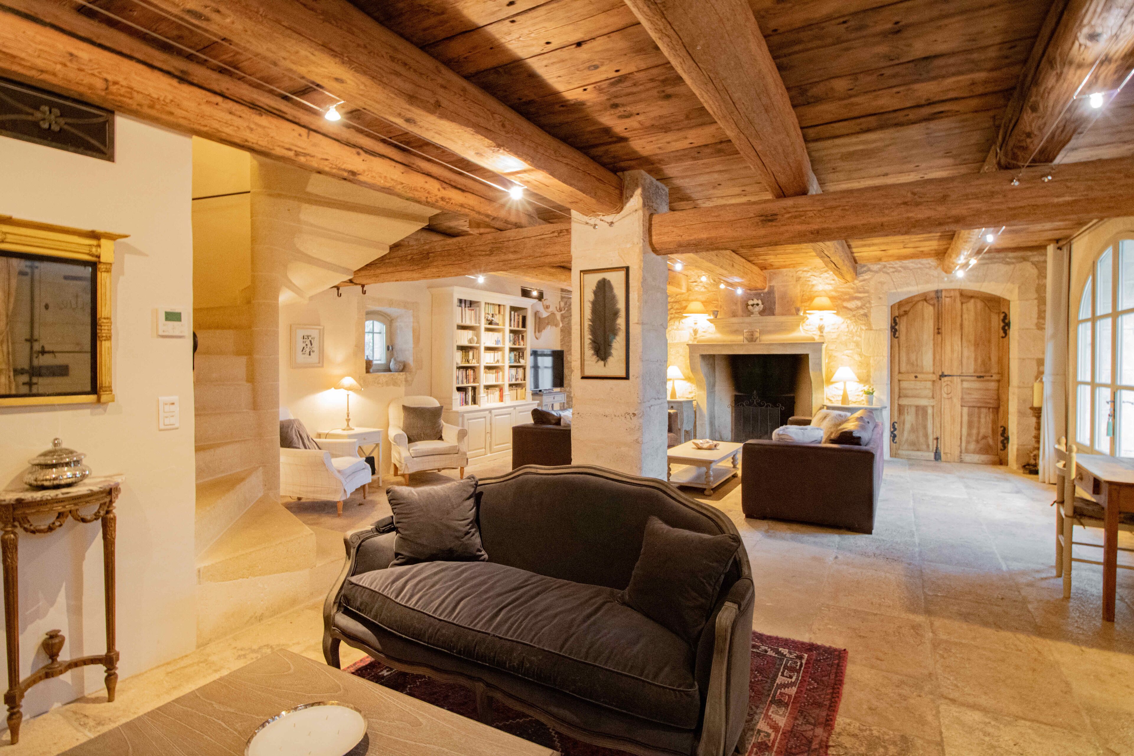 Smart-tv, pejs, dvd-afspiller, bordtennisbord