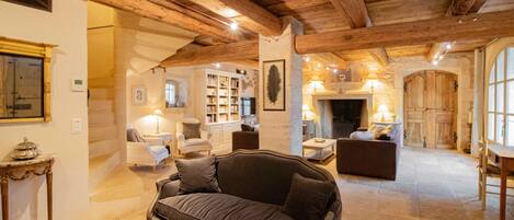 Smart-tv, pejs, dvd-afspiller, bordtennisbord