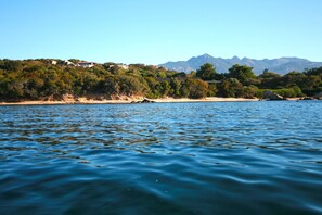 På stranden