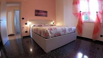 2 Schlafzimmer, Schreibtisch, BĂŒgeleisen/BĂŒgelbrett, kostenloses WLAN