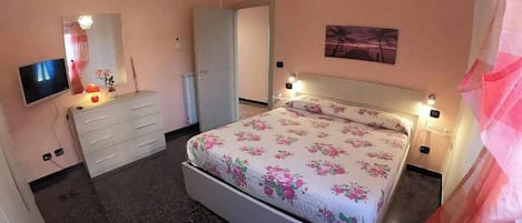 2 bedrooms, desk, iron/ironing board, free WiFi