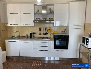 Køleskab, mikrobølgeovn, ovn, kogeplade