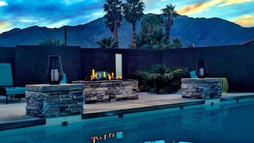 Een buitenzwembad, een verwarmd zwembad