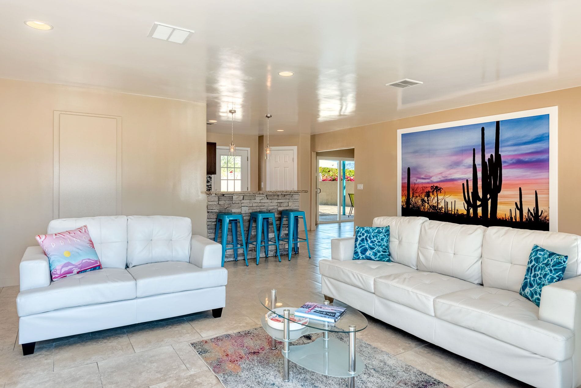 Een smart-tv, een open haard, boeken en een muziekbibliotheek