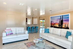 智能电视、壁炉、书、音乐库