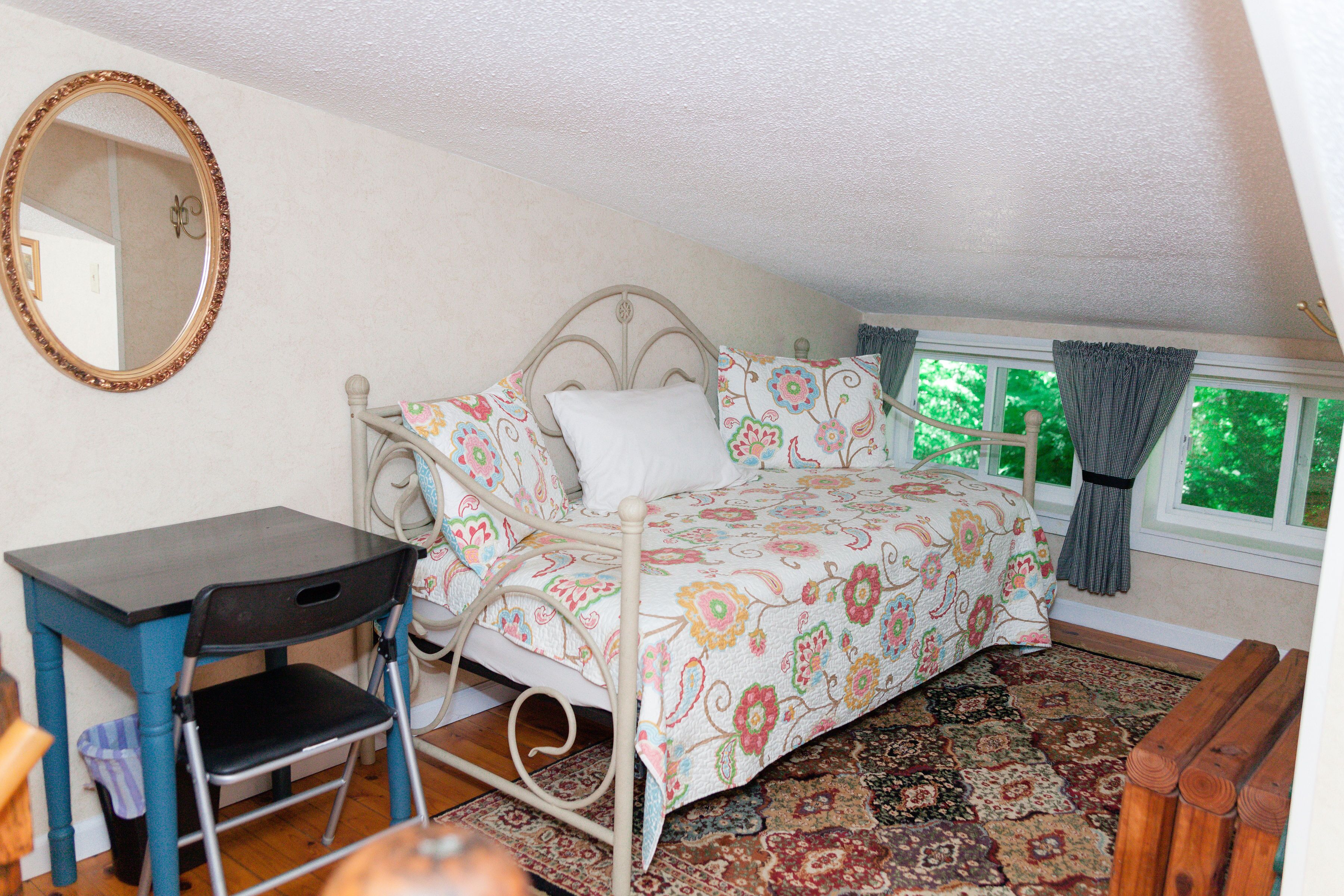 Une chambre à coucher avec un lit, un bureau et une chaise.
