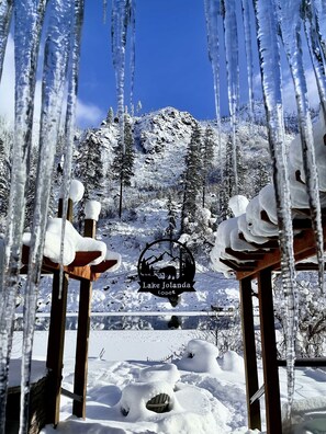 Property grounds - Riverfront! Outdoor Ent, Hot Tub, Views & Pet Friendly. Minutes to Leavenworth! (Leavenworth)