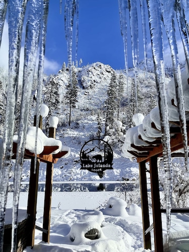 Riverfront! Outdoor Ent, Hot Tub, Views & Pet Friendly. Minutes to Leavenworth!