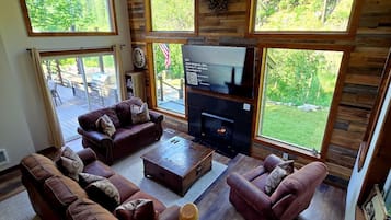 TV connectée, cheminée, livres