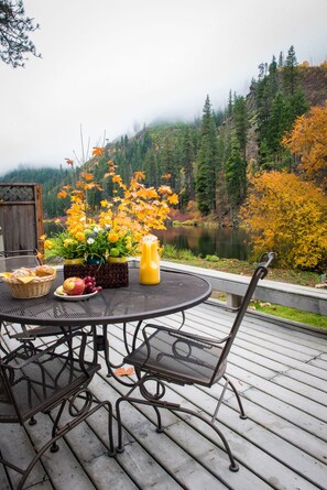 Outdoor dining - Riverfront! Outdoor Ent, Hot Tub, Views & Pet Friendly. Minutes to Leavenworth! (Leavenworth)