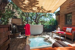 Outdoor spa tub - Honeysuckle Villa- Romantic Getaway (Sedona)