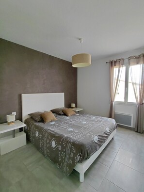 2 bedrooms, iron/ironing board, travel cot, free WiFi - Detached villa with *** rating and air conditioning and views of the Luberon (Robion)