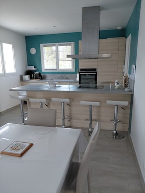 Coffee/tea maker, fridge, microwave, oven - Detached villa with *** rating and air conditioning and views of the Luberon (Robion)