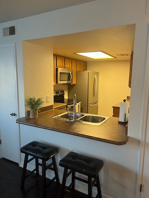 Fridge, microwave, oven, stovetop - SCOTTSDALE AZ CONDO IN A GREAT LOCATION ON GOLF COURSE & POOL VIEW (Scottsdale)