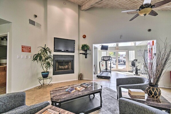 Interior - SCOTTSDALE AZ CONDO IN A GREAT LOCATION ON GOLF COURSE & POOL VIEW (Scottsdale)