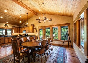 Luxury House, 5 Bedrooms, Mountain View, Mountainside | In-room dining