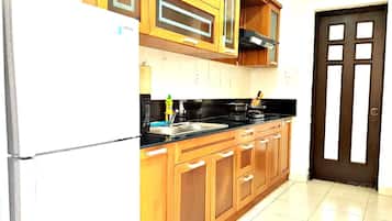 Fridge, microwave, stovetop, cookware/dishes/utensils