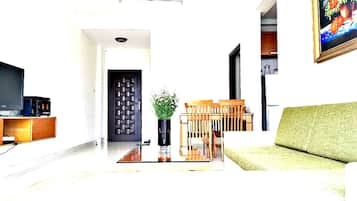 TV, DVD player, books, stereo