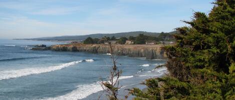 Una playa cerca, sillas reclinables de playa, toallas de playa
