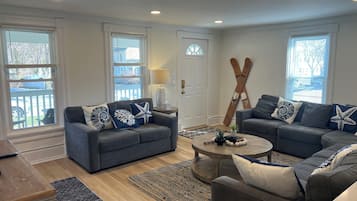 Televisión, reproductor de DVD, futbolito y libros