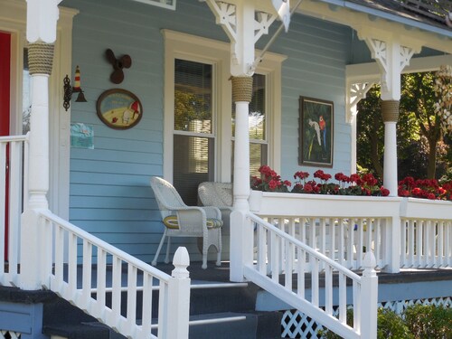 Sleeps 34, 12 bedrooms, 6 baths, Downtown Lake Geneva, 2 houses same property