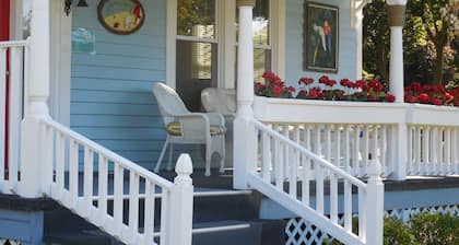 Sleeps 34, 12 bedrooms, 6 baths, Downtown Lake Geneva, 2 houses same property