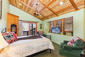 5 habitaciones, escritorio y tabla de planchar con plancha