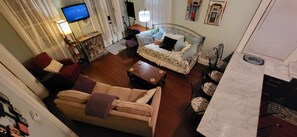 Televisión, reproductor de DVD, libros y videoteca 