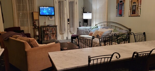 Fernseher, DVD-Player, Bücher, Videothek