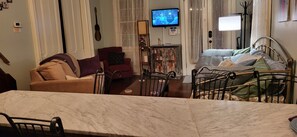 TV, lettore DVD, libri, videoteca