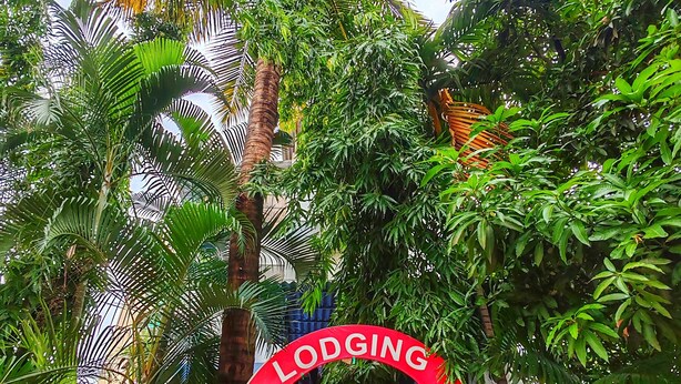 Un arco rojo con la palabra "LODGING" y algo de texto en otro idioma.