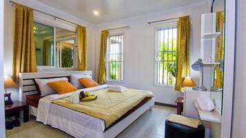 One Bedroom House | 1 bedroom, in-room safe, desk, iron/ironing board