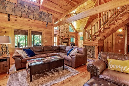 5 miles to Tryon Equestrian Center large log cabin  4 Bedroom 2.5 bath