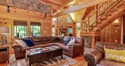 5 miles to Tryon Equestrian Center large log cabin 4 Bedroom 2.5 bath