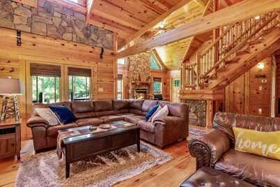 5 miles to Tryon Equestrian Center large log cabin  4 Bedroom 2.5 bath