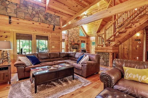 5 miles to Tryon Equestrian Center large log cabin 4 Bedroom 2.5 bath