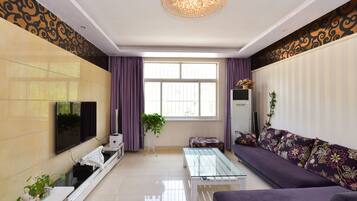 Apartment, Bergblick | Wohnzimmer | Fernseher