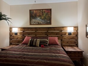 3 bedrooms, iron/ironing board, free WiFi, bed sheets - Lake and boat life!
Lake Rental in a dead-end street. (Cherokee Village)