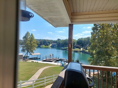 Lake and boat life!
Lake Rental in a dead-end street.