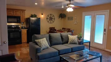 Smart TV, fireplace, DVD player, stereo
