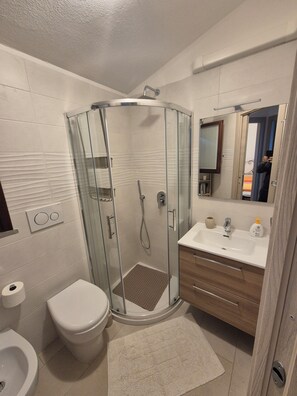 Douche, sèche-cheveux, bidet, serviettes fournies