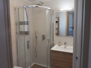 Een douche, een haardroger, een bidet, handdoeken